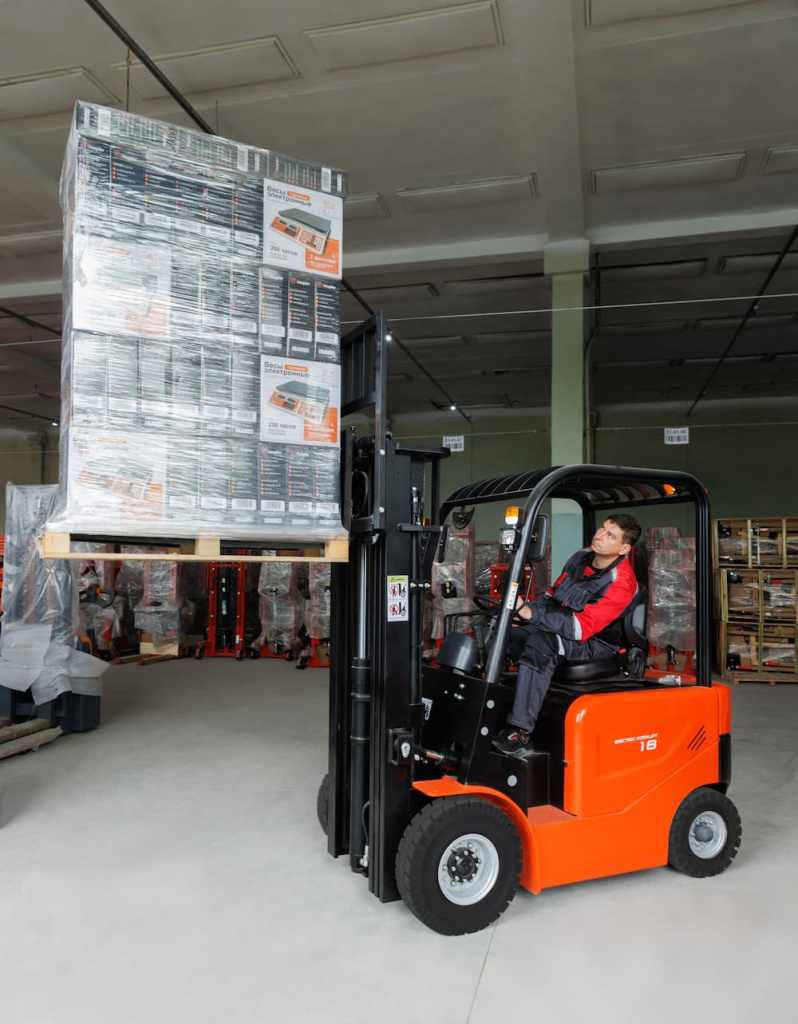 Shtapler CPD-EL065 16ZSM48 вид сбоку с поднятыми вилами